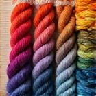 様々な色彩の天然染料見本